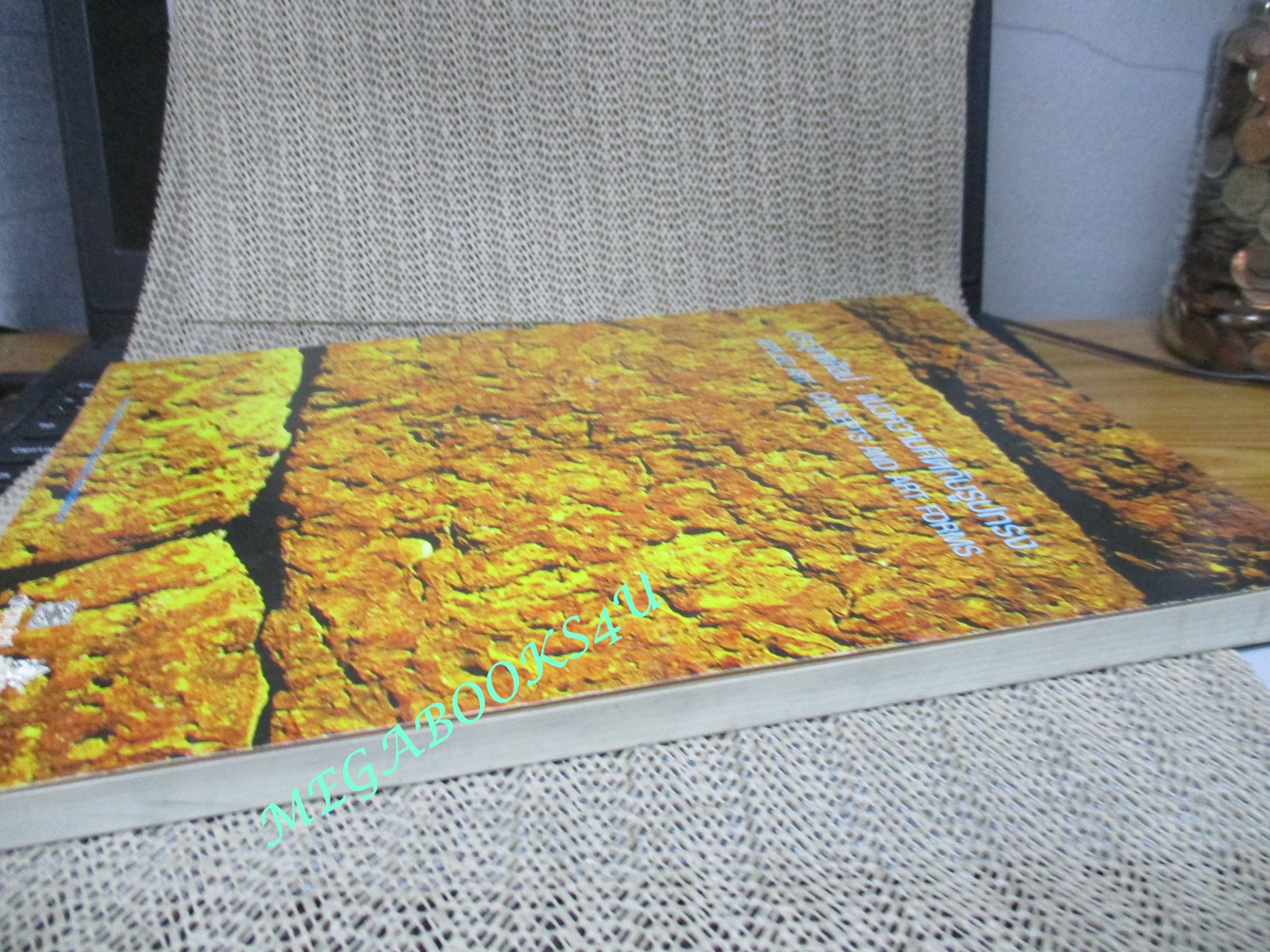 หนังสือ ประยุกต์ศิลป์ : แนวความคิดกับรูปทรง APPLIED ART CONCEPTS AND ART FORMS / คณะมัณฑนศิลป์ มหาวิทยาลัยศิลปากร