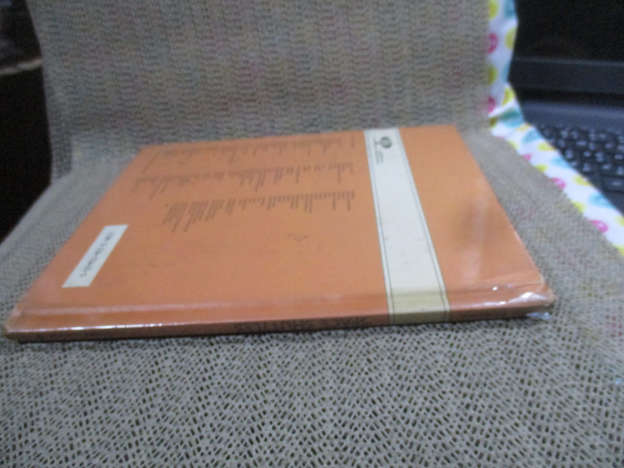 หนังสือ A New True Book : SPACE SHUTTLES (ภาษาอังกฤษ) กระดาษมีจุดเหลือง สภาพดี ห่อปกพลาสติก