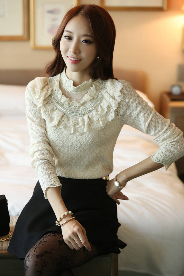 ***หมดค่ะ***เสื้อผ้าลูกไม้สีครีม แต่งมุกที่คอแต่งระบายลูกไม้ แขนยาวมีซับในสวยเหมือนแบบค่ะ