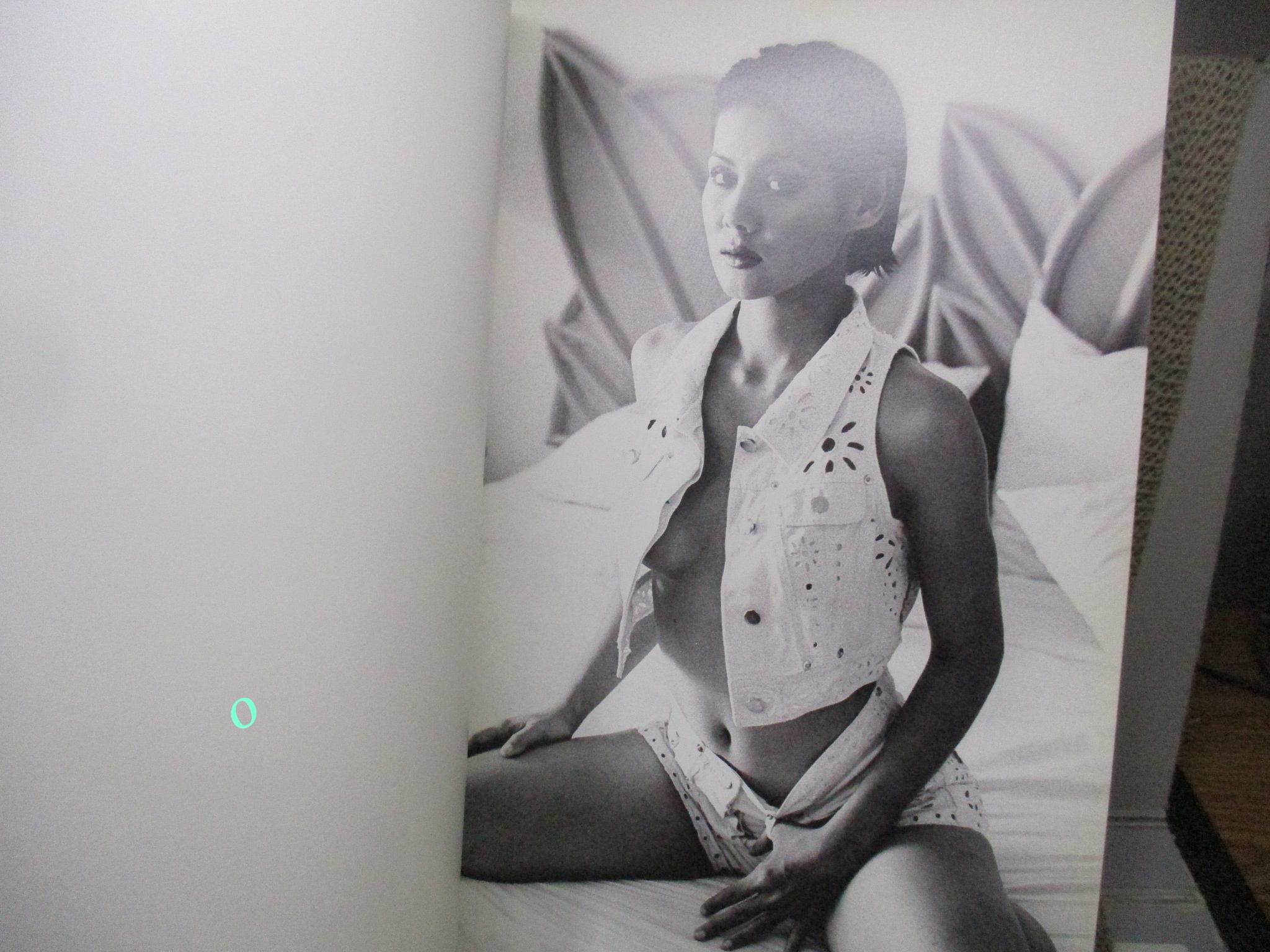 อัลบั้มนางแบบ Cattaleeya ตำหนิ ปกเก่าหน่อย มีคราบน้ำเล็กๆ เปิดได้ปกติ