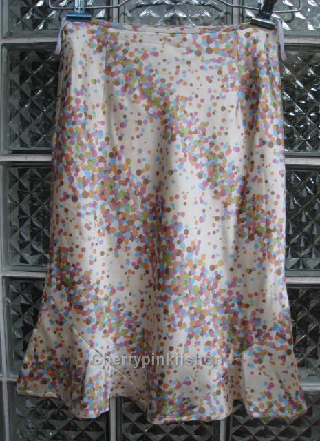 กระโปรงสีครีม Polka dot ลายจุด เนื้อผ้ามันลื่นสวมใส่สบาย พริ้วสวย ยี่ห้อ vivagarcon