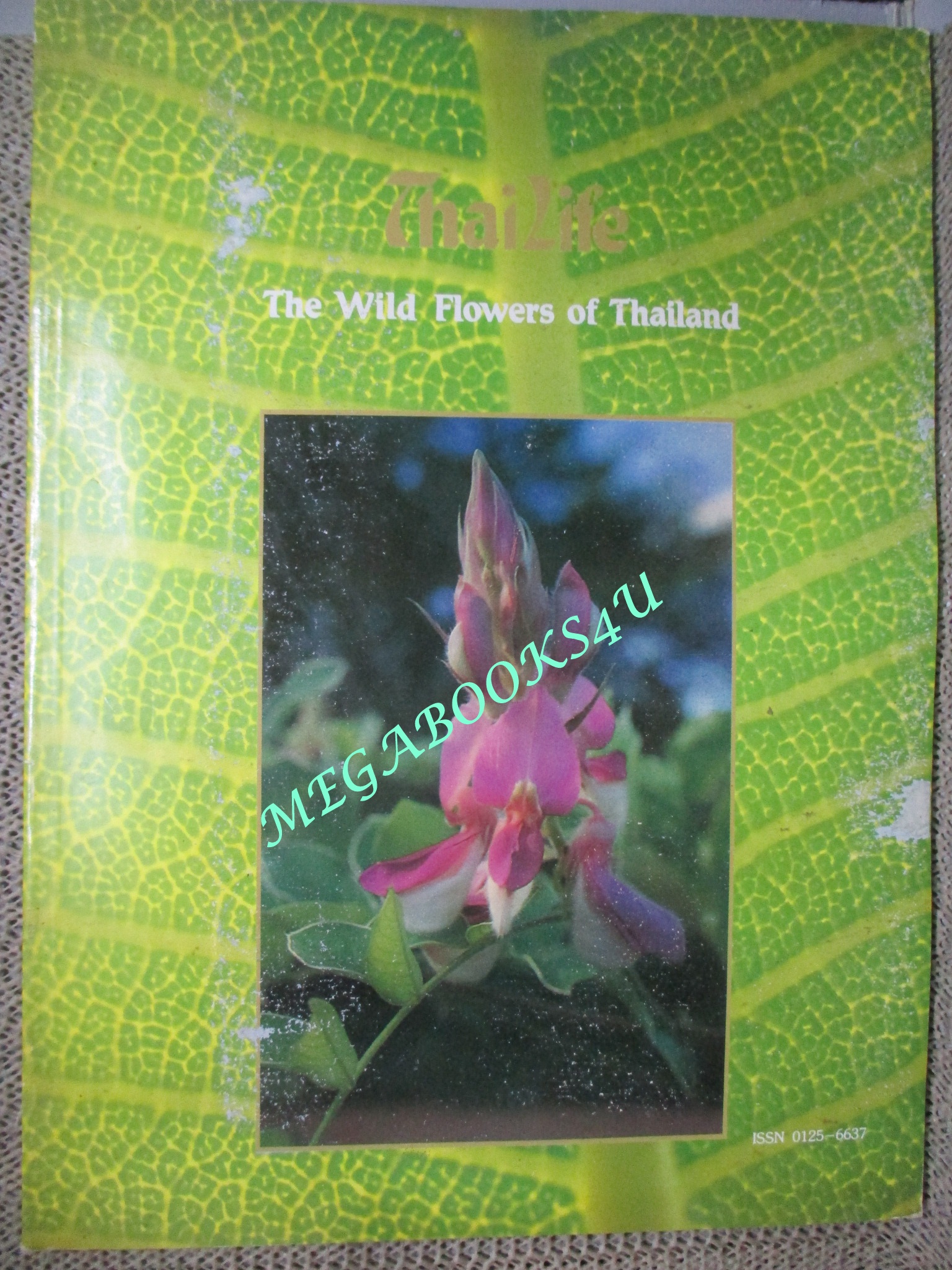 หนังสือภาษาอังกฤษ ดอกไม้ในเมืองไทย THE WILD FLOWERS OF THAILAND (THAI LIFE) ตำหนิ ปกหน้าหลัง มีรอยกระดาษเล่มอื่นๆติด