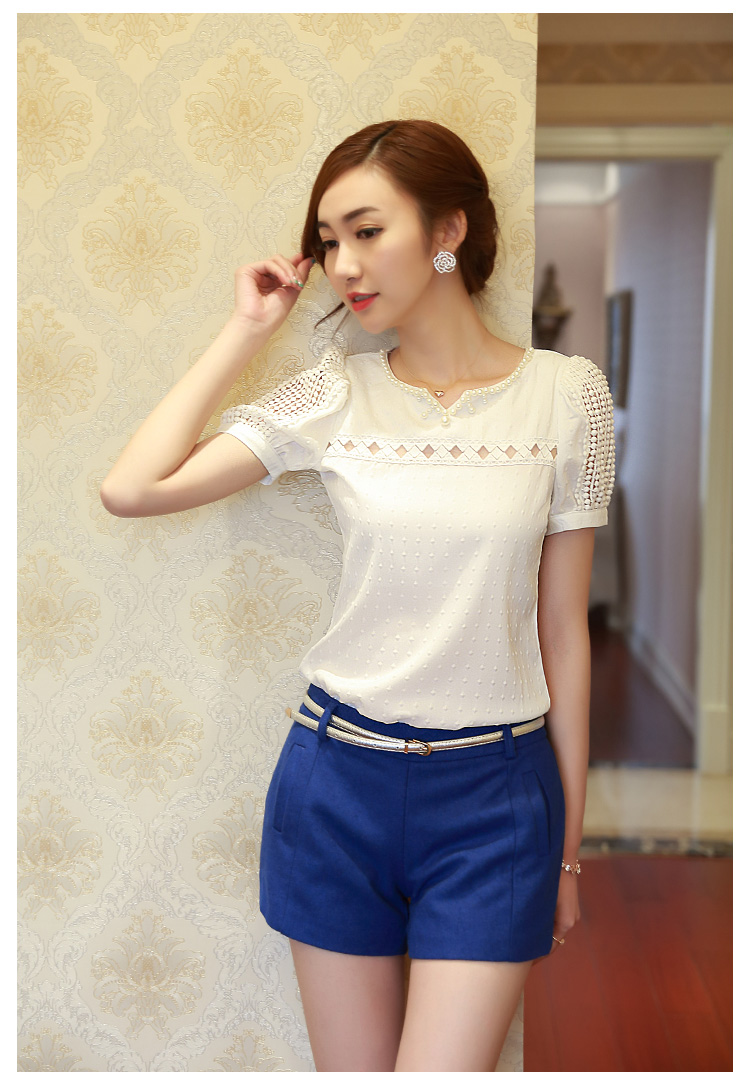 **หมดค่ะ**เสื้อใส่ทำงานแขนสั้นสีขาว คอประดับแถบผ้าโปร่งสี่เหลี่ยม ดีเทลตกแต่งมุกที่คอ เนื้อผ้านูนเป็นรูปวงกลม นูนๆช่วงแขน สวยคุณภาพดีเหมือนแบบค่ะ