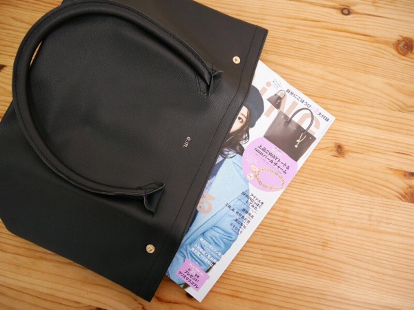 SPRiNG x e.m. 2WAY กระเป๋าหนังสีดำปรับเปลี่ยนทรงได้โดยการติดกระดุมข้าง (ไม่มีจี้ค่ะ)