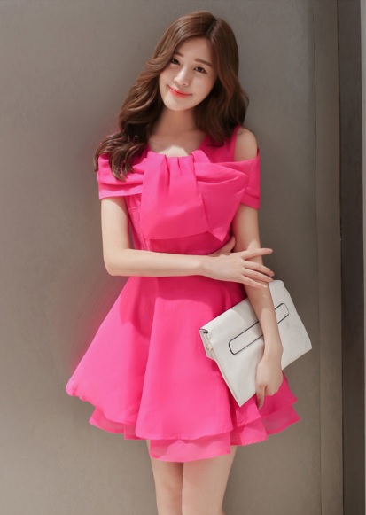**หมดค่ะ**เดรสชีฟองเนื้อทรายสีชมพูเข้ม ไหล่ปาด แต่งโบว์ช่วงอก สวยหวาน กระโปรงระบาย 2 ชั้น ติดซิปด้านหลัง มีซับในเรียบร้อยค่ะ คุณภาพดีค่ะ