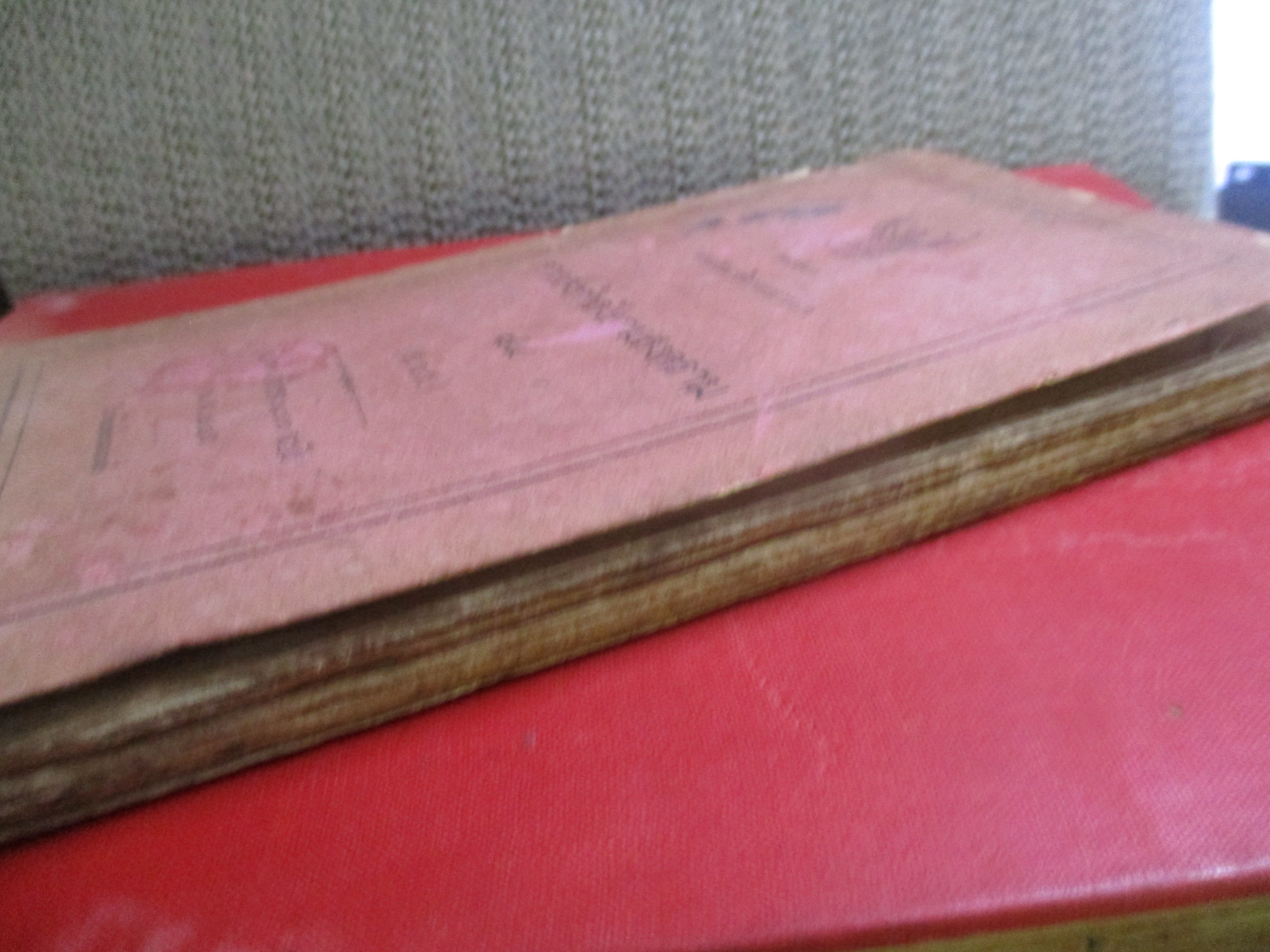 การส่งกำลังยามสงคราม พิมพ์1 พ.ศ.2485 กระดาษเคลือบสันปกเริ่มหลุดไป สภาพแข็งแรง เปิดอ่านได้ แต่ระวังนิด มีรอยแมลงกัดกินตามรูปบริเวณท้ายเล่ม