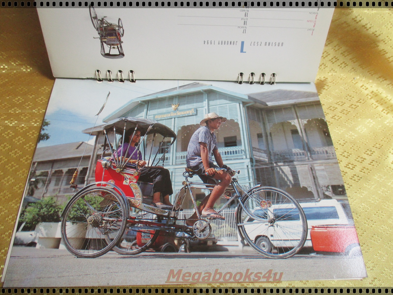 ปฏิทินตั้งโต๊ะ เส้นทางสามล้อไทย ปี2537 / องค์การโทรศัพท์ มีตำหนิ สินค้ามีตำหนิ หน้าปกขาดแหว่งตามรูป ด้านในสภาพดี