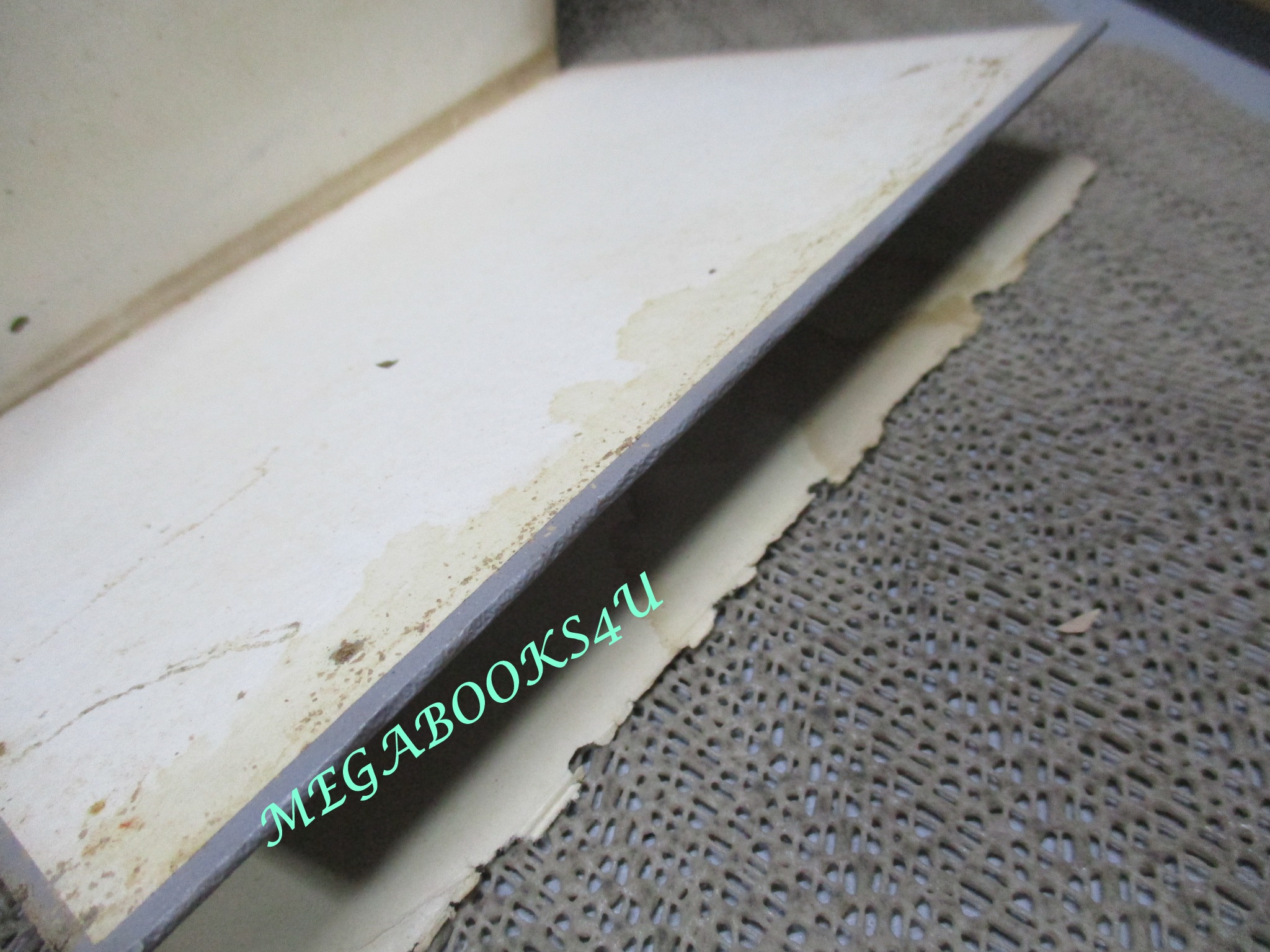 นิยายแปล แม่ยวนสวาท ปี2507 ตำหนิ สภาพเก่าหน่อย มีรอยแมลงกัดกินตามภาพ รอยพับปกหลังขาด