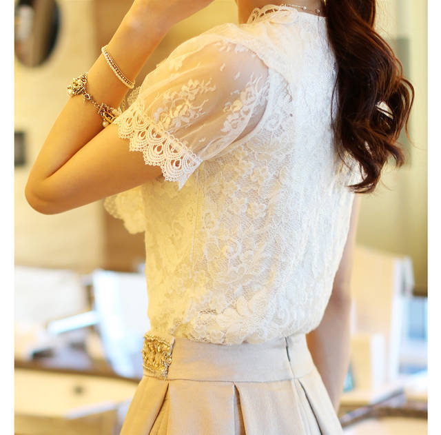 **หมดค่ะ** เสื้อผ้าลูกไม้สีขาวแขนสั้นแต่งระบายลูกไม้ที่หน้าอกแต่งมุกคอวี มีซับในสวยเหมือนแบบค่ะ