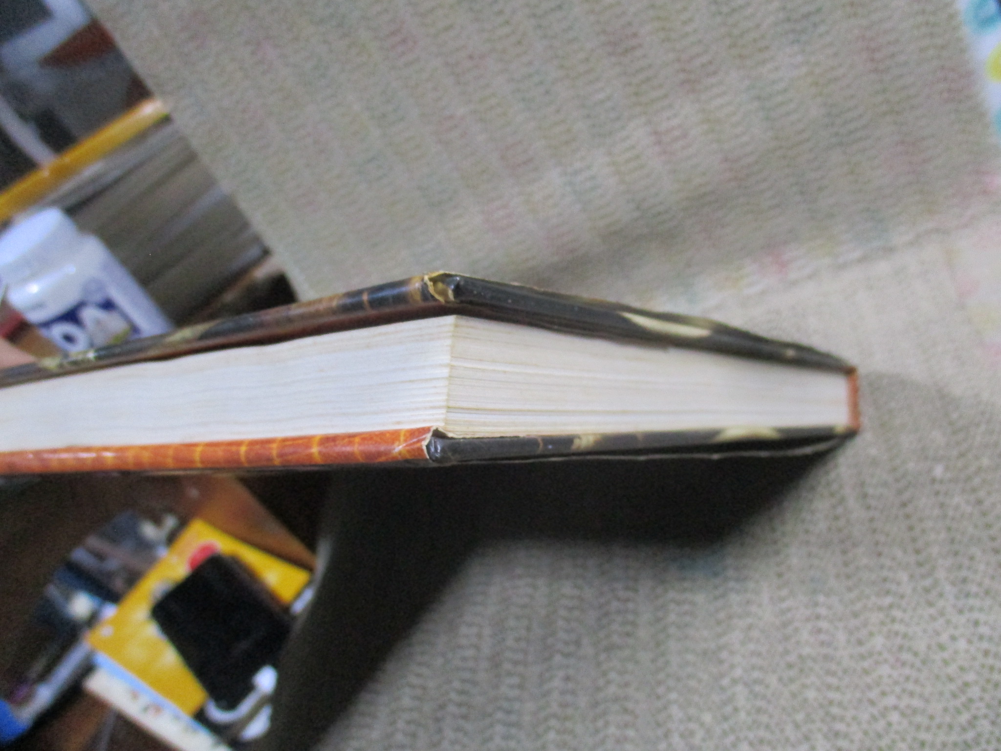 หนังสือ ศิลปะงานไม้ของไทย THAI WOOD BY MARK GRAHAM (ภาษาอังกฤษ) /สภาพดี ริมปกนอกมีขาดเล็กน้อย