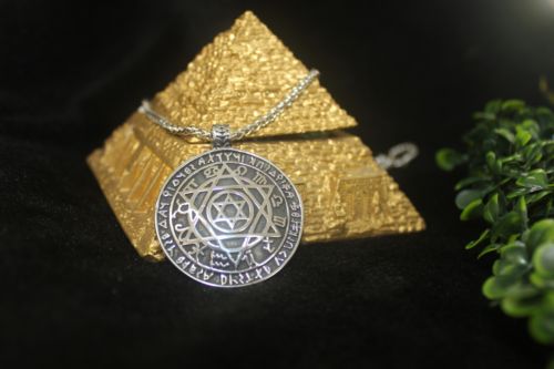 จี้เหรียญรูปดาวหกแฉก ล้อมอักษรรูนและอักขระอียิปต์