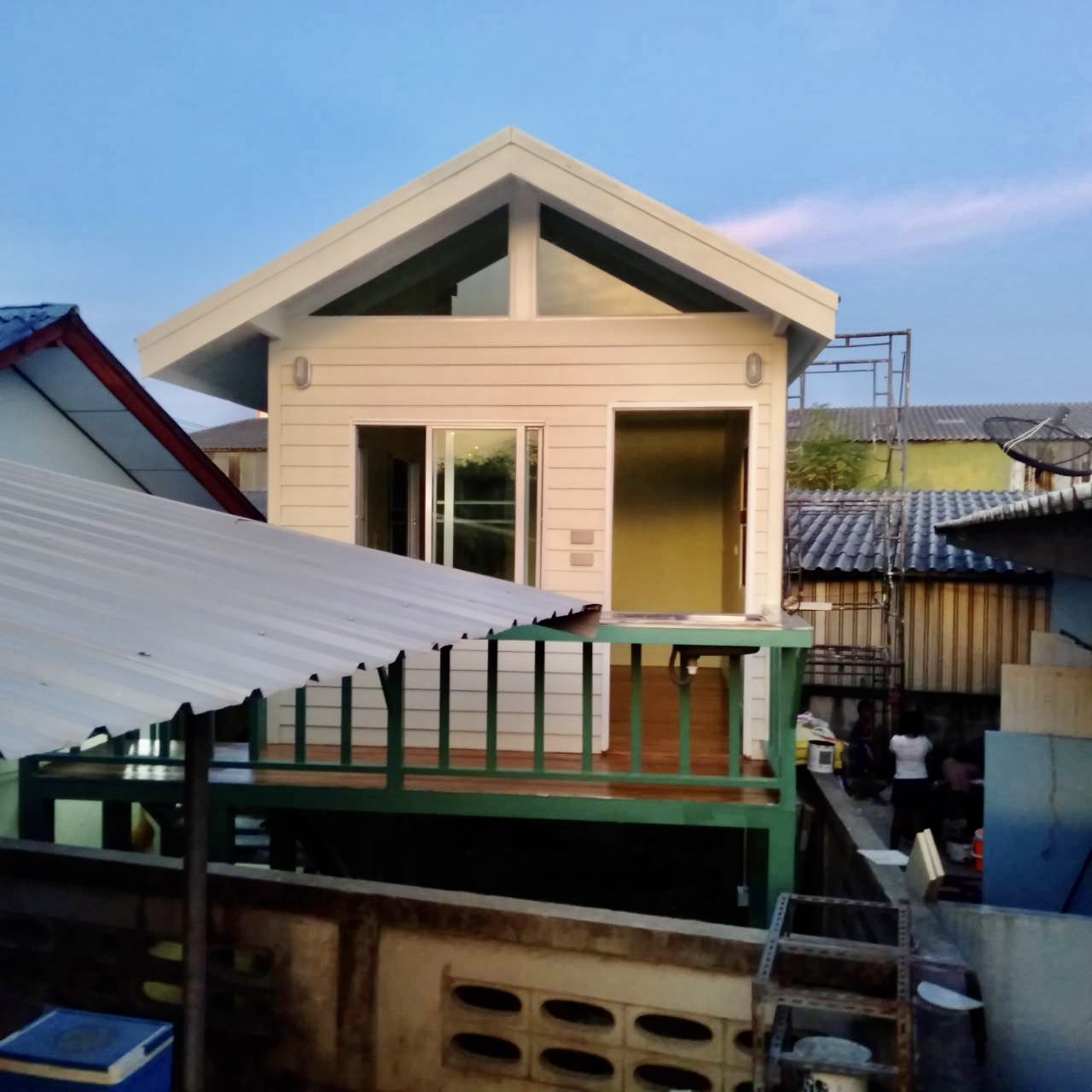 บ้านหลังนี้ ขนาด 3*5.5 ระเบียงด้าน 3 เมตร ยาว 1*3 เมตร ยกสูง 2.20 เมตร