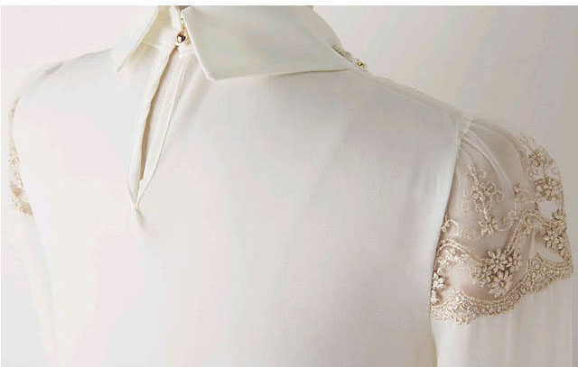 ***หมดค่ะ*** เสื้อทำงานแขนยาวสีขาว ผ้าชีฟองผสมลูกไม้ มีกระดุมที่หลังคอ มีซับใน เหมือนแบบค่ะ