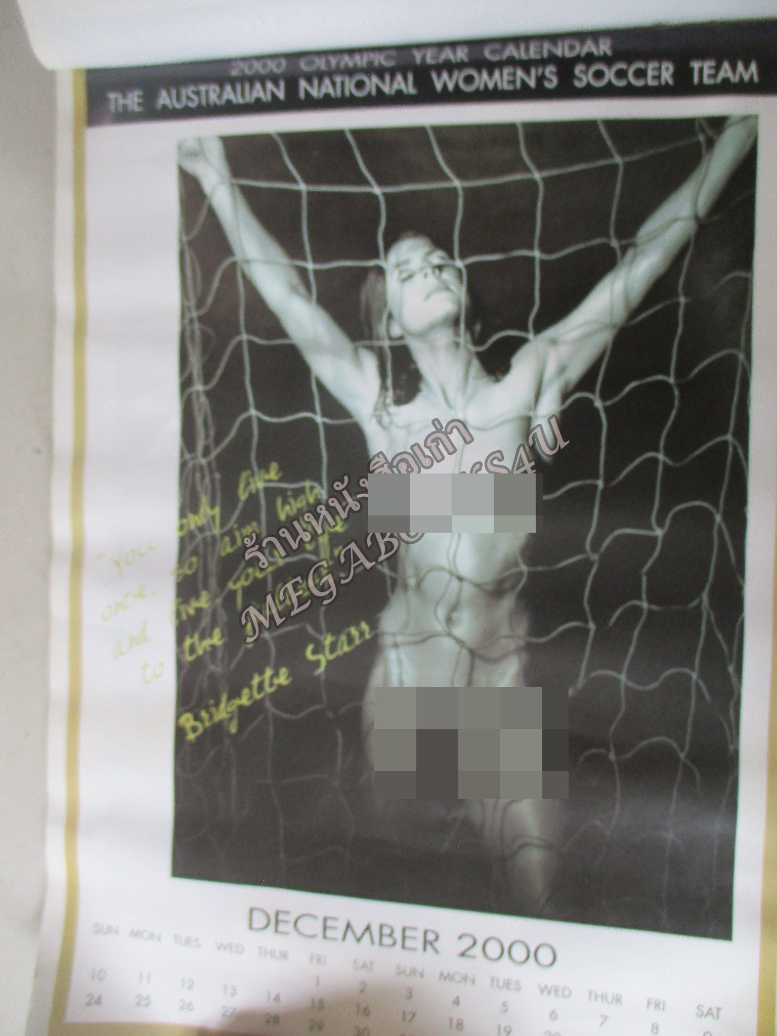 ปฏิทินแขวน ทีมนักฟุตบอลหญิงทีมออส.. ปี2000 ไม่ผ่านการใช้งาน ไม่มีหน้าปก มียับและขาดริมๆ เล็กๆ