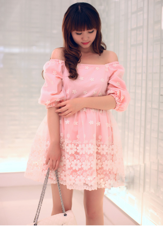 **หมดค่ะ**เดรสสีชมพูผสมผ้าตาข่ายละเอียดปักลายรูปดอกไม้ หวานน่ารักมากๆ