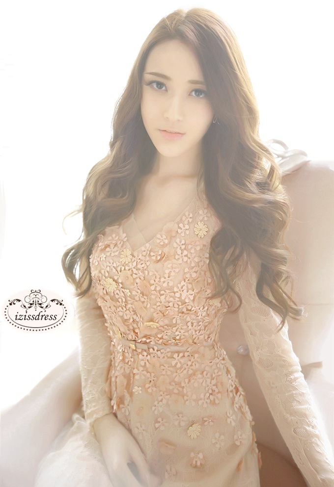 ***หมดค่ะ*** เดรสผ้าลูกไม้สีเบจ ติดดอกไม้ตามตัวเสื้อคอวีแขนยาวมีซับในสวยเหมือนแบบ100%ค่ะ