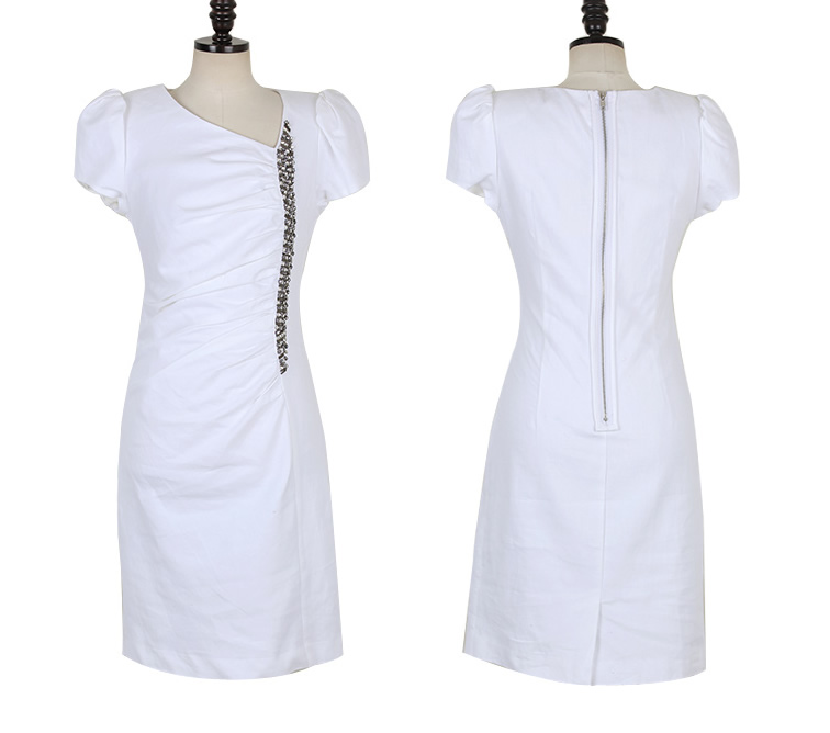 ***หมดค่ะ***เดรสผ้าเนื้อดีสีขาว ทรงสอบแต่งจีบด้านข้างปักลูกปัดแขนสั้น ติดซิปด้านหลังสวยเหมือนแบบค่ะ