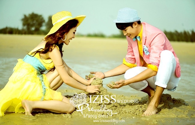 ***พร้อมส่ง***ชุดถ่ายพรีเว็ดดิ้งริมทะเล (pre wedding dress) ชุดแฟนตาซีชายหญิงธีมสีเหลือง
