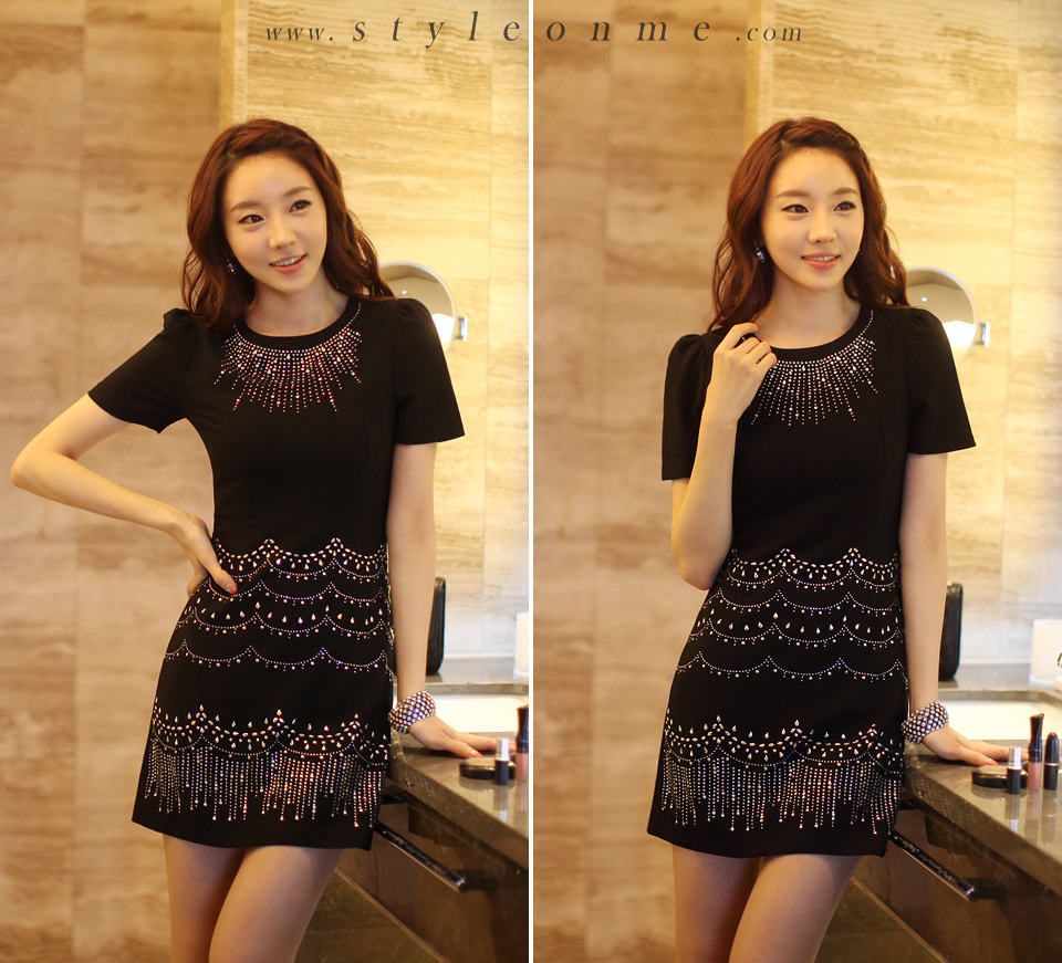 ***หมดค่ะ***เดรสผ้าเนื้อผสมสีดำยืดได้ ติดพลอยที่ตัวกระโปรง คอกลมแขนสั้นทรงเข้ารูปสวยเหมือนแบบค่ะ