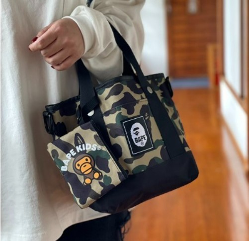 A Bathing Ape® 2021 AUTUMN/WINTER COLLECTION Stroll Tote & Mini Wallet กระเป๋าถือพร้อมสายสะพาย และกระเป๋าใบเล็ก