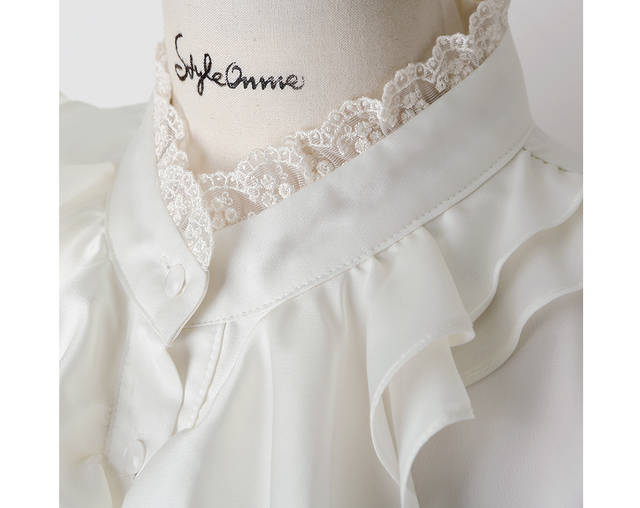 ***หมดค่ะ***เสื้อผ้าซาตินเนื้อมันสีขาว แต่งระบายด้านหน้าแขนยาว สวยเหมือนแบบค่ะ