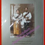 แผ่นภาพ พระบาทสมเด็จพระจุลจอมเกล้าเจ้าอยู่หัว รัชกาลที่5 และ พระราชินี ขนาดเต็มกรอบ 21.5x28 ซม. ขนาดรูปภาพ 12.5x17.5 ซม.
