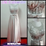 ชุดราตรียาวสีเงิน ประดับลูกไม้ คว้านหลัง