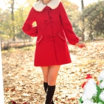 ***พร้อมส่งไซส์ S มีจำนวนจำกัดนะคะ***เสื้อโค้ทกันหนาวสีแดง ตกแต่งระบายรอบคอด้วยเฟอร์อย่างดีสีขาว ตกแต่งด้านด้วยรูปโบว์เรียงตามเม็ดกระดุม ผ่าหน้าติดกระดุมจริงด้านใน สวยเหมือนแบบค่ะ