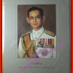 แผ่นภาพ พระบาทสมเด็จพระเจ้าอยู่หัว ภูมิพลอดุลยเดช รัชกาลที่9 ขนาดเต็มกรอบ 21.5x28 ซม. ขนาดรูปภาพ 12.5x17.5 ซม