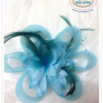 **พร้อมส่ง** หมวกดอกกุหลาบตาข่ายสีฟ้าผสมเฟอร์ ตกแต่งขนนกสีดำ ใช้เป็นพร็อพสำหรับประดับผมประกอบชุดสไตล์เจ้าหญิง นางฟ้า เจ้าสาว หรือใส่เดินขบวนพาเหรด กีฬาสี สวยมากๆค่ะ