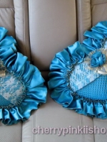 ปลอกหมอนรูปหัวใจ ลายตาราง สีเขียว ดิ้นทอง ติดดอกกุหลาบ มีระบายรอบ ทำจากผ้าต่วน