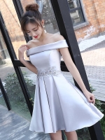 **หมดค่ะ**เดรสออกงานเปิดไหล่ผ้าไหมสีเทา คาดด้วยผ้าปักลูกไม้ลายดอกไม้ ด้านหลังตรงกระโปรงเป็นซิบ งานเกรดพรีเมี่ยม สวยมากๆค่ะ