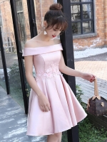 **หมดค่ะ**เดรสออกงานเปิดไหล่ผ้าไหมสีชมพู คาดด้วยผ้าปักลูกไม้ลายดอกไม้ ด้านหลังตรงกระโปรงเป็นซิบ งานเกรดพรีเมี่ยม สวยมากๆค่ะ