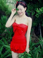 ***พร้อมส่ง***บิกินี่ชุดว่ายน้ำ set 2 ชิ้น แบบ one-piece สีแดงตกแต่งโบว์ช่วงอก มีสายผูกเป็นโบว์คล้องที่คอด้านหลัง สามารถผูกหรือเก็บสายได้ พร้อมกระโปรงตกแต่งระบายเป็นชั้นๆ สามารถใส่แบบวันพีซปรับได้ 2 สไตล์ สวยเหมือนแบบมากๆ ค่ะ