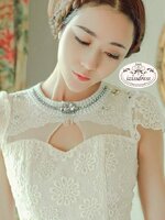 ***หมดค่ะ***เดรสผ้าลูกไม้สีขาว ปักมุกและคริสตัลรอบคอเสื้อ แขนสั้น กระโปรงบานมีซับในสวยเหมือนแบบค่ะ