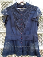 (หมดแล้วจ้า!!) เสื้อชีฟอง สีน้ำเงินเข้มจ้า มีลูกไม้ด้านหน้า แขนเป็นระบาย ชายเสื้อเป็นลูกไม้ ดูดี ยี่ห้อ arnaldo bassini