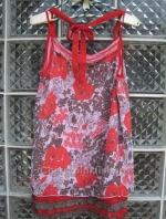 เสื้อแฟชั่นสายเดี่ยว ผ้าชีฟอง สีแดงลาบดอก สวยสด ชายมีระบายด้วยผ้าสีเทาเก๋ พริ้ว ใส่สบาย