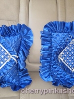 ปลอกหมอนอิงสี่เหลี่ยม ลายตาราง สีน้ำเงิน ดิ้นเงิน โบว์เงิน ติดเลื่อมลายดอกแก้ว มีระบายรอบ ทำจากผ้าต่วน