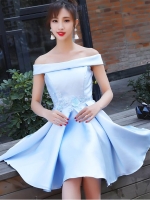 **หมดค่ะ**เดรสออกงานเปิดไหล่ผ้าไหมสีฟ้า คาดด้วยผ้าปักลูกไม้ลายดอกไม้ ด้านหลังตรงกระโปรงเป็นซิบ งานเกรดพรีเมี่ยม สวยมากๆค่ะ