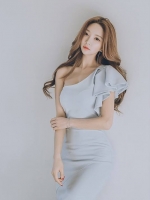 **หมดค่ะ**เดรสผ้าโพลีเอสเตอร์ผสม สีฟ้า เปิดไหล่ข้างขวา ด้านซ้ายแขนเสื้อระบาย เหมือนแบบ เดรสทรงตรงสอบ สวยมากๆค่ะ