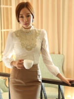 ***พร้อมส่ง***เสื้อทำงานแฟชั่นแขนยาวสีขาว ดีเทลช่วงคอประดับเพชรเรียงรายตกแต่งลายวงกลมนูนปักดิ้นสีทอง ช่วงอกตัดต่อผ้าลูกไม้ ช่วงแขนทั้งสองข้างตัดต่อผ้าชีฟอง สวยเหมือนแบบค่ะ