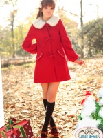 ***พร้อมส่งไซส์ S มีจำนวนจำกัดนะคะ***เสื้อโค้ทกันหนาวสีแดง ตกแต่งระบายรอบคอด้วยเฟอร์อย่างดีสีขาว ตกแต่งด้านด้วยรูปโบว์เรียงตามเม็ดกระดุม ผ่าหน้าติดกระดุมจริงด้านใน สวยเหมือนแบบค่ะ