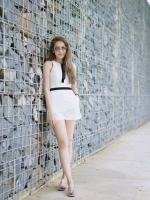 **หมดค่ะ**จั๊มสูทที่ฮิตที่สุด แบบคุณเนยใส่ ด้านบนเป็นลูกไม้ คาดผูกโบว์ช่วงคอ เพิ่มดีเทลความน่ารัก จะใส่ไปทะเล หรือไปเที่ยว chic chic ได้สบายค่ะ