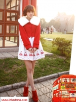 ***พร้อมส่ง S กับ M ด่วนมีจำนวนจำกัดนะคะ ***โค้ทกันหนาวช่วงลำตัวสีแดงตัดดต่อช่วงกระโปรงสีขาว ปักลายกระเช้าดอกไม้ สวยเหมือนแบบจร้า