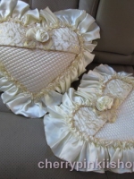 ปลอกหมอนรูปหัวใจ ลายตาราง สีครีม ดิ้นทอง ติดดอกกุหลาบ มีระบายรอบ ทำจากผ้าต่วน