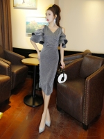 **พร้อมส่ง**ชุดราตรีสีเทาเงิน ผ้ากลิตเตอร์ ดีไซน์เปิดไหล่ แขนเสื้อทรงระบายซ้อนกัน 3 ชั้น เดรสทรงตรงสอบ เข้ารูปช่วงเอว มีซิบด้านหลังลำตัว สวยมากๆค่ะ