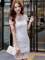 **พร้อมส่งด่วนมีจำนวนจำกัดค่ะ**เดรสไปงานแต่งสีขาวแขนสั้นคอตั้ง ดีเทลตกแต่งคอด้วยผ้าโปร่งลูกไม้สีขาวปักลวดลายสีทอง เดรสใช้ผ้าลูกไม้สีขาวอย่างดีติดซิปด้านหลัง มีซับใน สวยคุณภาพดีเหมือนแบบค่ะ