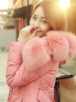 ***พร้อมส่ง size S***เสื้อโค้ทกันหนาวสีชมพูบรรจุ cotton แขนยาว รอบฮู๊ดตกแต่งขนเฟอร์ปอมๆล้อมรอบ ติดซิปด้านหน้า คาดเข็มขัดได้ สวยเหมือนแบบค่ะ