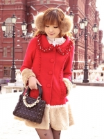 ***พร้อมส่ง size S ***เสื้อโค้ทกันหนาวสีแดง ตกแต่งระบายรอบปก ช่วงแขนและชายเสื้อติดเฟอร์สีน้ำตาล ติดกระดุมด้านหน้า สวยเหมือนแบบค่ะ