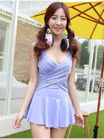 ชุดว่ายน้ำวันพีชสีม่วง one-piece ดีเทลแทร็พผ้าด้านข้างลำตัวและช่วงหน้าอก ทำให้หุ่นดู sexy พร้อมกระโปรงระบายหวานๆ น่ารัก ไม่โป๊คร้า สวยน่ารักเหมือนแบบค่ะ